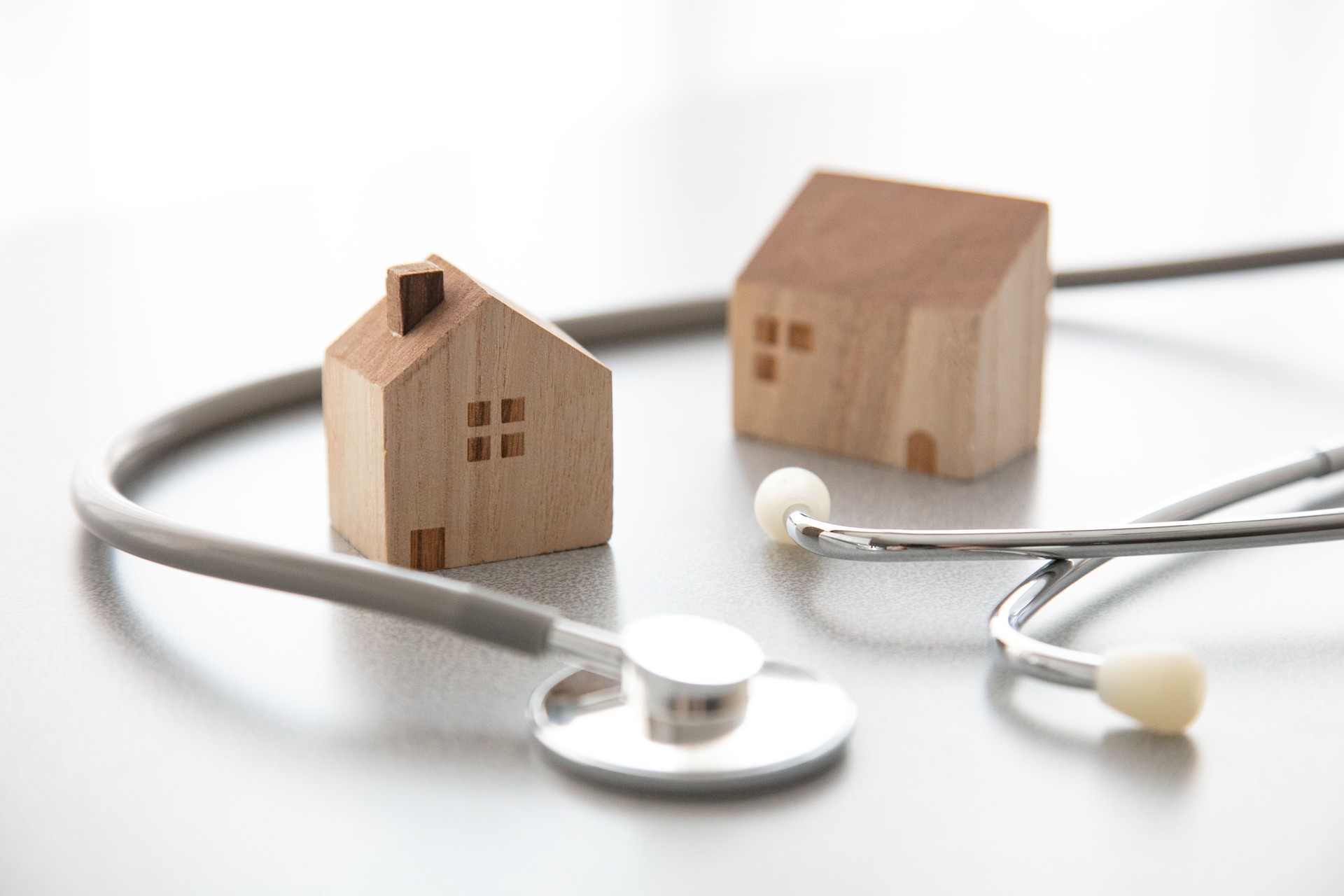 Maison miniature et stéthoscope médical